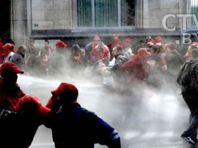 Брюссельских манифестантов усмиряли с помощью водометов и слезоточивого газа Брюссельских манифестантов усмиряли с помощью водометов и слезоточивого газа