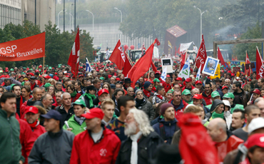 А правительство не уходит... А правительство не уходит...