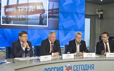 Шмаков: «Минфин и Центробанк выступают как враги России» Шмаков: «Минфин и Центробанк выступают как враги России»