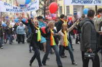 Молодые работники предприятий оборонно-промышленного комплекса на первомайской демонстрации
