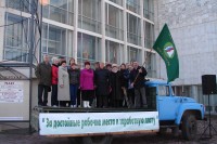 Представители актива Объединенной первичной профсоюзной организации Братской лесопромышленной площадки. Памятное фото после митинга.