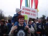 Участница митинга председатель профкома Окрасочного производства ООО "Автозавод "ГАЗ"  Валентина Александровна Дрямова со своим внуком
