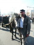 Член профсоюза и лошадь, везущая повозку с углём