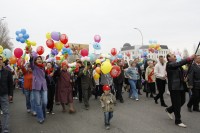 Поздравление колонны демонстрантов металлургического производства с праздником Весны и Труда