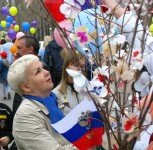 Женщина очарованная большим белым воздушным букетом