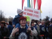 Участница митинга председатель профкома Окрасочного производства ООО "Автозавод "ГАЗ"  Валентина Александровна Дрямова со своим внуком