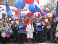Председатель профкома МУЗ "Городская клиническая больница №5"  Девяткин Е.В (с флагом профсоюза) и профактив