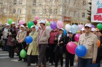 Работники здравоохранения на Первомае.  Если с другом вышел в путь – веселей дорога!