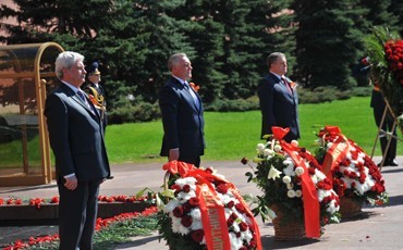 Профсоюзные лидеры возложили памятные венки в честь дня Победы