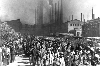 Бойцы рабочего батальона - ополченцы завода «Красный Октябрь». 1942г.