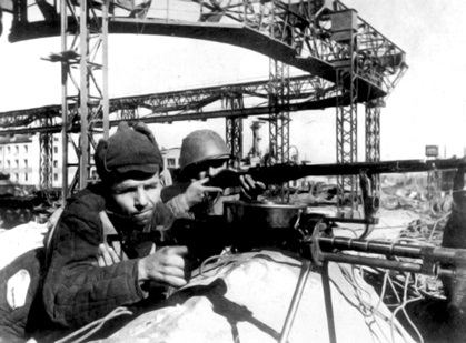 Рабочие Сталинградского тракторного завода. (СТЗ) на защите своего завода от наступающих немецких войск. Боец на переднем плане вооружен танковым пулеметом Дягтерева (ДТ), который устанавливался на выпускаемые заводом танки Т-34