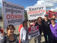 Активисты профсоюза работников авиационной промышленности на первомайском шествии.