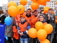 Работники Челябинского электрометаллургического кобмината вместе с детьми на митинге на главной площади города