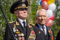 В первомайской акции принимают участие заслуженные ветераны войны и труда.