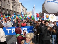 Первомайское настроение создают весенние ласковые солнечные лучи и музыка духового оркестра.