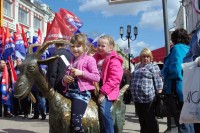 1.	На Первомай в колоннах все, а мы с подругой на козе!