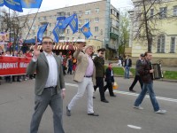 Приветствуют толпу!