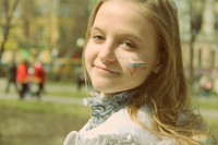 Неизвестная девушка с рисунком голубя мира во время демонстрации (Нижний Новгород)
