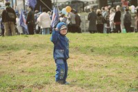 Радостный ребенок танцует во время демонстрации