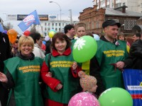 Девушки в зеленых накидках - заместитель председателя молодежного совета Руденко Ольга Анатольевна, и член профсоюза Пыжова Наталья Николаевна. 