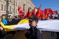 Мальчик несет символику различных "левых" Санкт-Петербурга