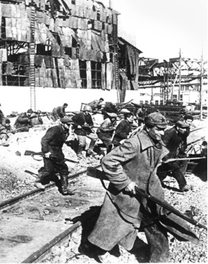 Рабочие-ополченцы спешат на передний край обороны. 1942 г.