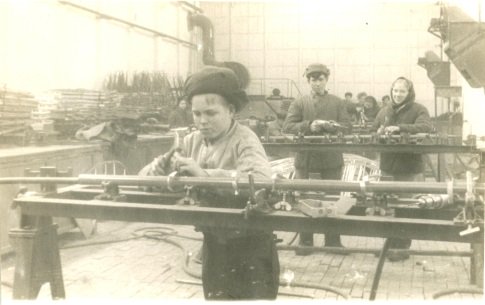 За станком Миша Бритов, с фото 1945