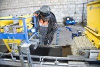 Процесс засеивания специальных касет, в которых выращиваются саженцы для лесовосстановления