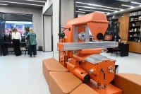 Настоящее и будущее соседствуют. Фрезерный станок в интерьере футуризма 