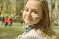 Неизвестная девушка с рисунком голубя мира во время демонстрации (Нижний Новгород)