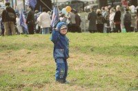 Радостный ребенок танцует во время демонстрации