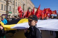 Мальчик несет символику различных "левых" Санкт-Петербурга