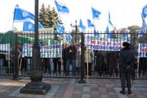 Украинские профсоюзы пикетировали Раду за забором