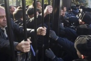 Украинские чернобыльцы прорвались в здание Верховной Рады