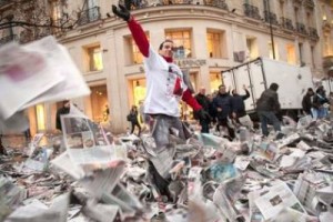 Елисейские поля завалили газетой «Франс Суар», возражая против интернета