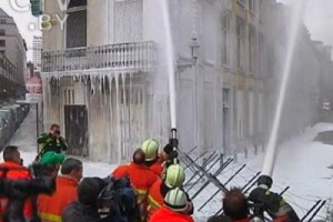 Бельгийские пожарные защищают свою пенсию брандспойтом и огнетушителем