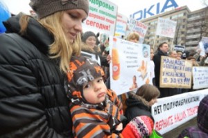 Московские родители снова выходят на улицу против "порошкового" меню в садах