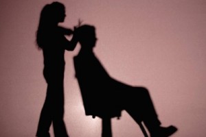 Парикмахерам запретят каблуки и обручальные кольца