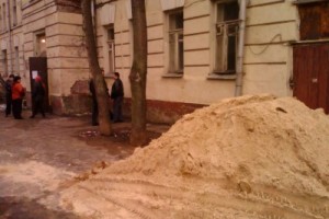 Жильцов общежития выселяют силой