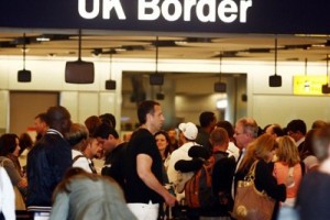 Слова британской королевы вывели тысячи людей на протесты