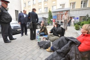 Жильцы "общаг" шестой день осаждают мэрию