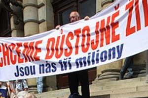 Правительство Чехии собралось сэкономить на пенсионерах и инвалидах