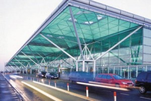 Грузчики в лондонском аэропорту не хотят работать больше и забесплатно