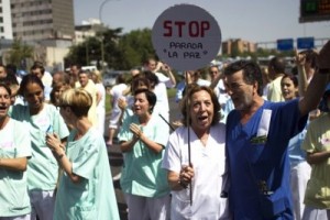 Испанские врачи заступились за нелегальных иммигрантов