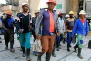 В ЮАР два профсоюза горняков начали передел влияния с помощью поножовщины