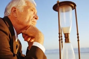 Предлагает передвинуть планку пенсионного возраста для женщин министр финансов РФ Алексей Кудрин