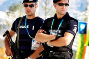 Меры жесткой экономии выгнали на марши протеста греческих полицейских