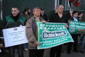 Работники пивоварни «Heineken» (Санкт-Петербург) провели пикет, требуя прекратить сокращение работников и проиндексировать заработную плату на уровень инфляции