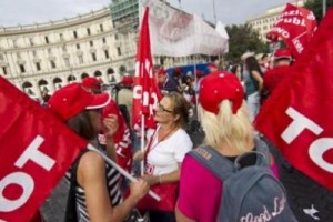 Госслужащие Италии вышли маршем к Колизею