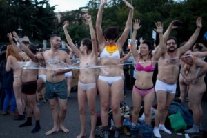Голый грохот - испанская форма протеста против экономических передряг